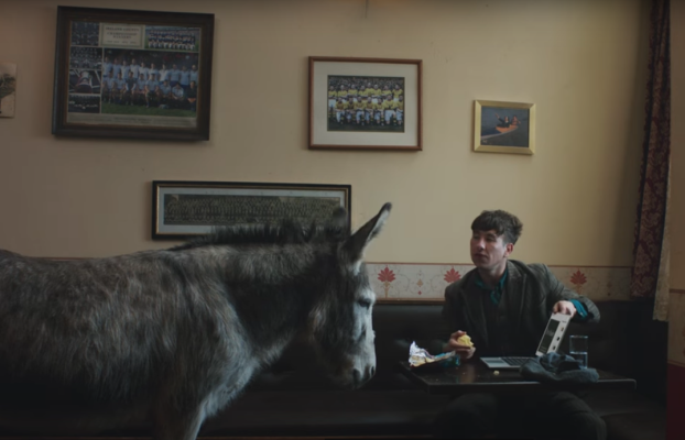 La estrella de Saltburn se hace amiga de burro en un pub en este hilarante squarespace Super Bowl 2025 AD Teaser