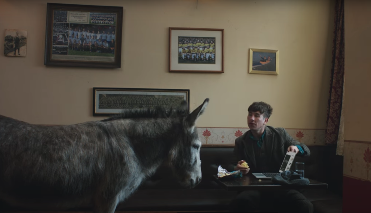 La estrella de Saltburn se hace amiga de burro en un pub en este hilarante squarespace Super Bowl 2025 AD Teaser