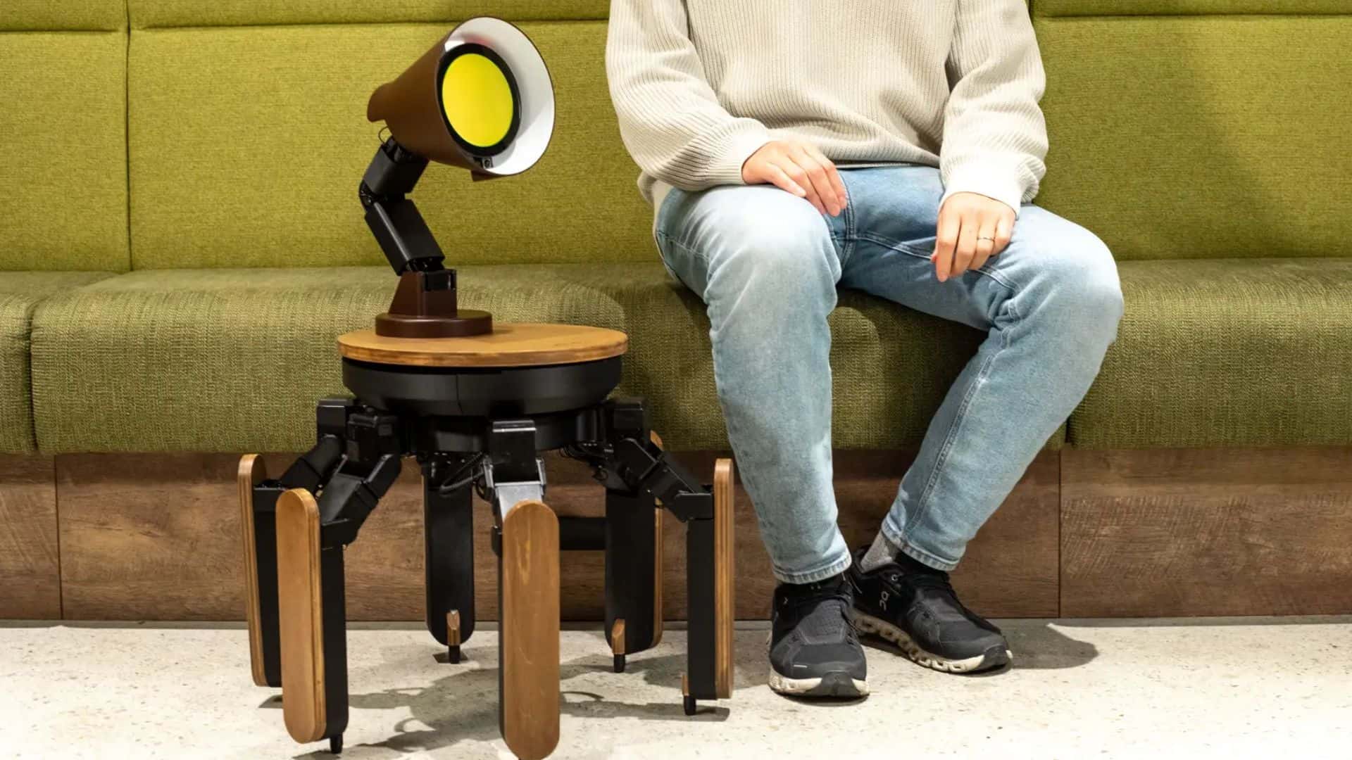 Jizai presenta Mi-Mo en CES, un robot de inteligencia artificial con una lámpara que puede caminar