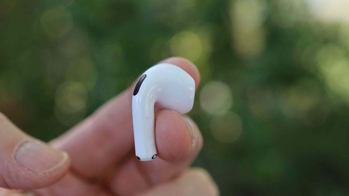 Apple apuesta por los AirPods equipados con cámara para derrotar a las gafas inteligentes Meta, pero no estoy seguro de que sea suficiente