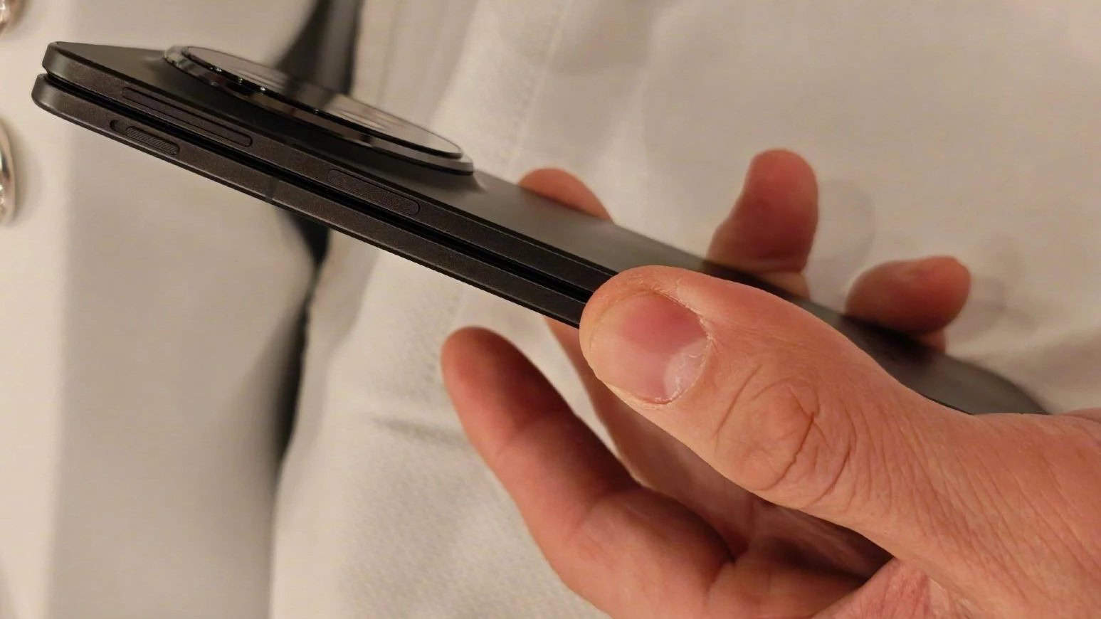 Las imágenes OPPO Find N5 muestran lo delgado que es en un estado doblado