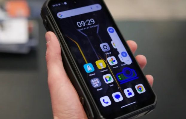 Encontré dos teléfonos Android demasiado ridículos en CES 2025