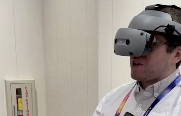 Probé el prototipo de casco Xyn 3D de Sony con una característica única de realidad mixta, y es fantástico construir mundos en él.