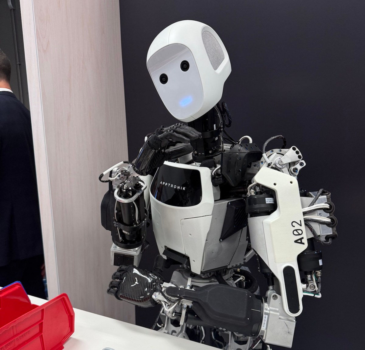 El robot humanoide Apollo de Apptronik se pone a trabajar en CES 2025