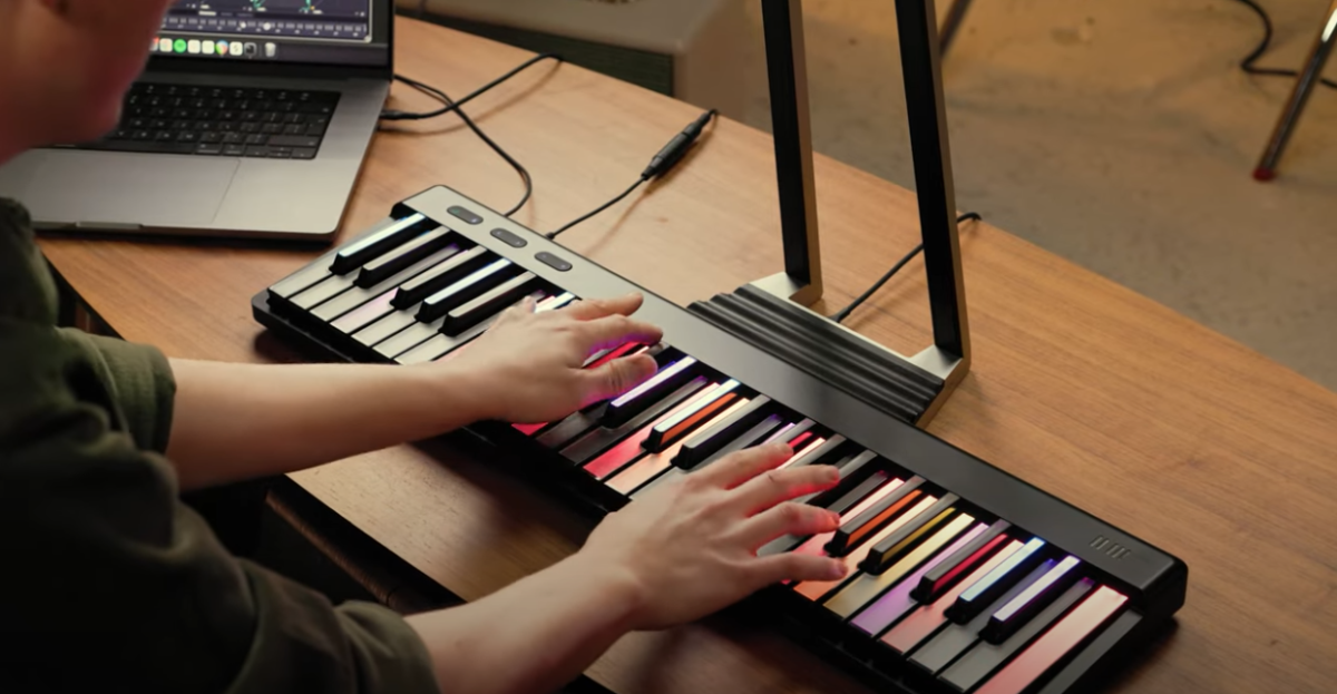 Roli finalmente presenta un teclado de piano didáctico más grande, completo con IA