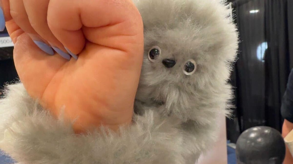 Este bebé perezoso peludo es probablemente el robot más lindo que he visto en mi vida y está aquí en CES 2025