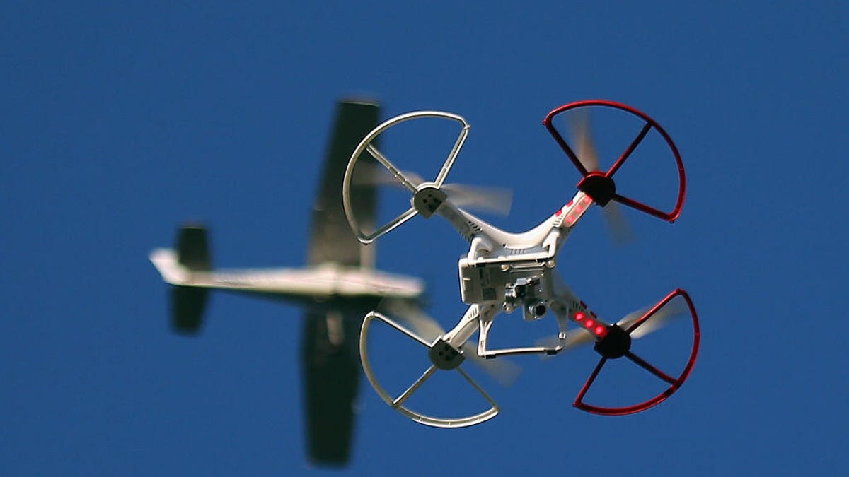 El software de DJI ya no impide que los drones sobrevuelen puestos militares y aeropuertos