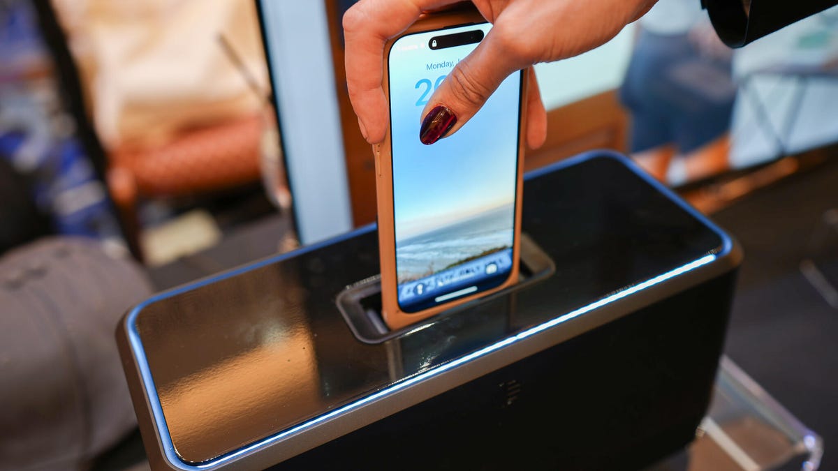 Esta ‘tostadora de teléfonos’ viral en CES puede cargar completamente su teléfono en menos de 5 segundos, más o menos