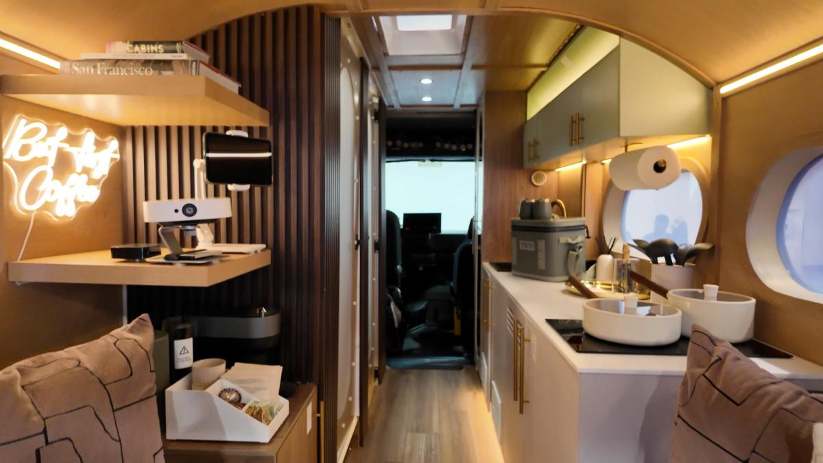 RollAway es una autocaravana EV rentable con servicio de conserjería y comodidades de lujo
