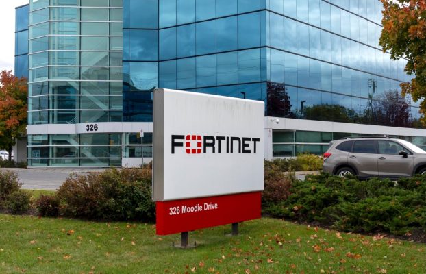 Los piratas informáticos están aprovechando un nuevo error del firewall de Fortinet para violar las redes de la empresa