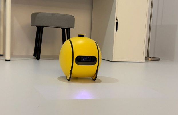 El robot compañero Ballie de Samsung todavía viene en amarillo, pero tiene más inteligencia artificial y se promete un lanzamiento en 2025