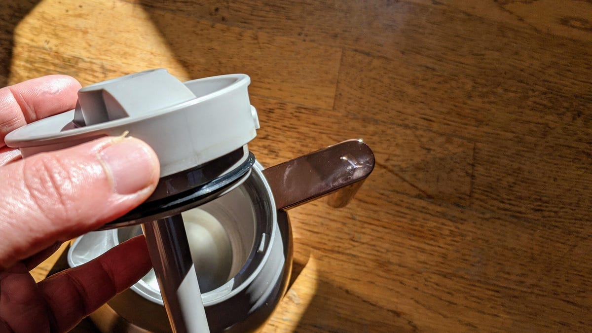 Estás limpiando tu cafetera con demasiada frecuencia. He aquí por qué eso es malo