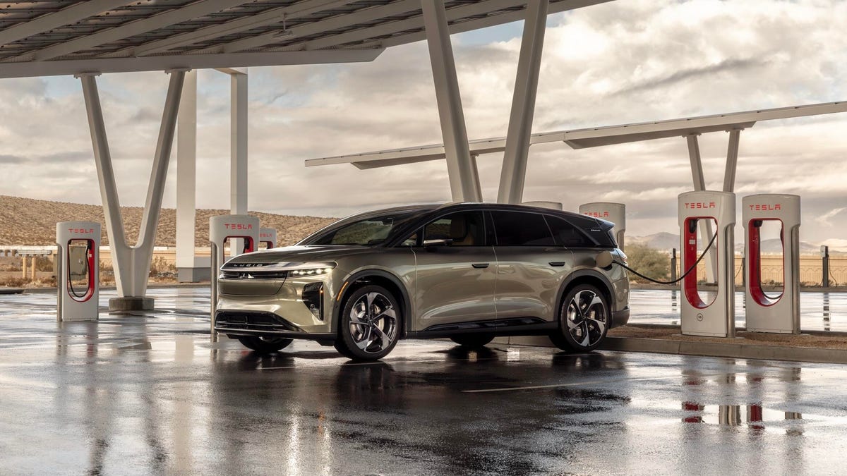 Gravedad lúcida EV para apoyar los sobrealimentadores de Tesla, no se necesita adaptador