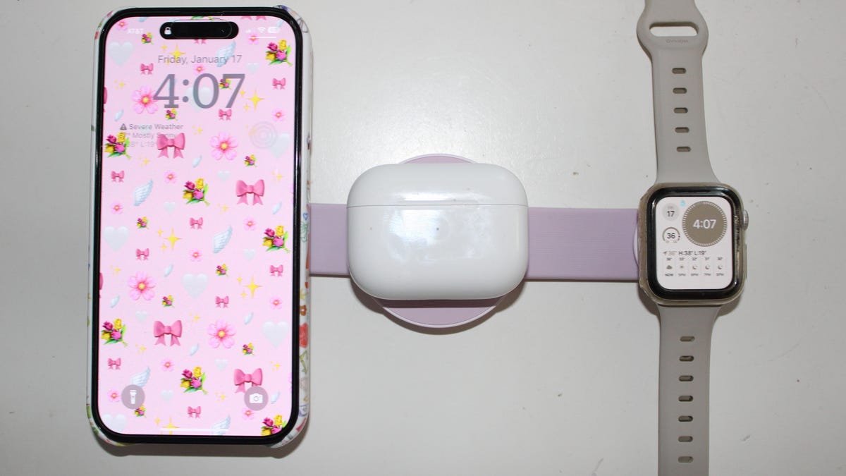 Mi nuevo accesorio de viaje favorito es un cargador de magsafe 3 en 1 que es más pequeño que una galleta