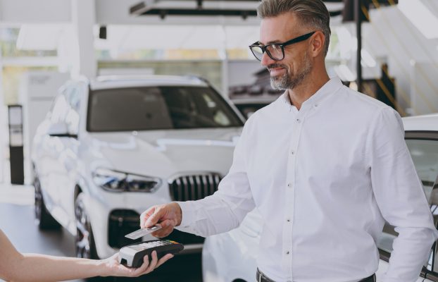 ¿Se puede comprar un coche con tarjeta de crédito? Esto es lo que permiten la mayoría de los concesionarios