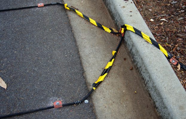 ¿Para qué sirven esos cables negros en el camino?