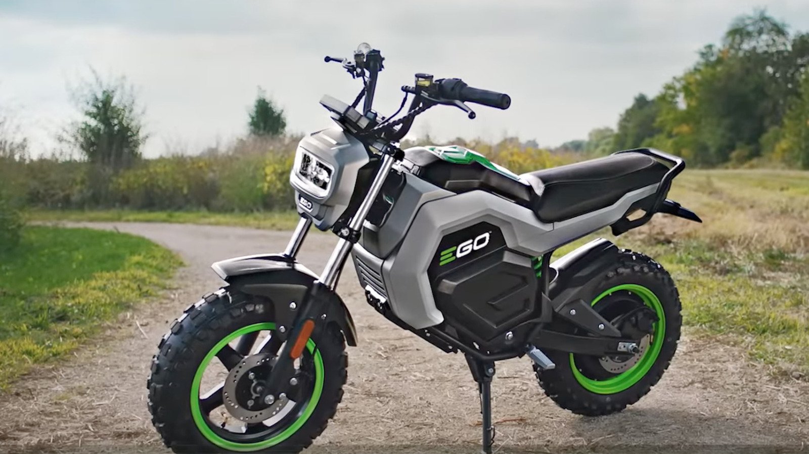 ¿Cuál es la velocidad máxima de la Ego Mini Bike y se considera legal en la calle?