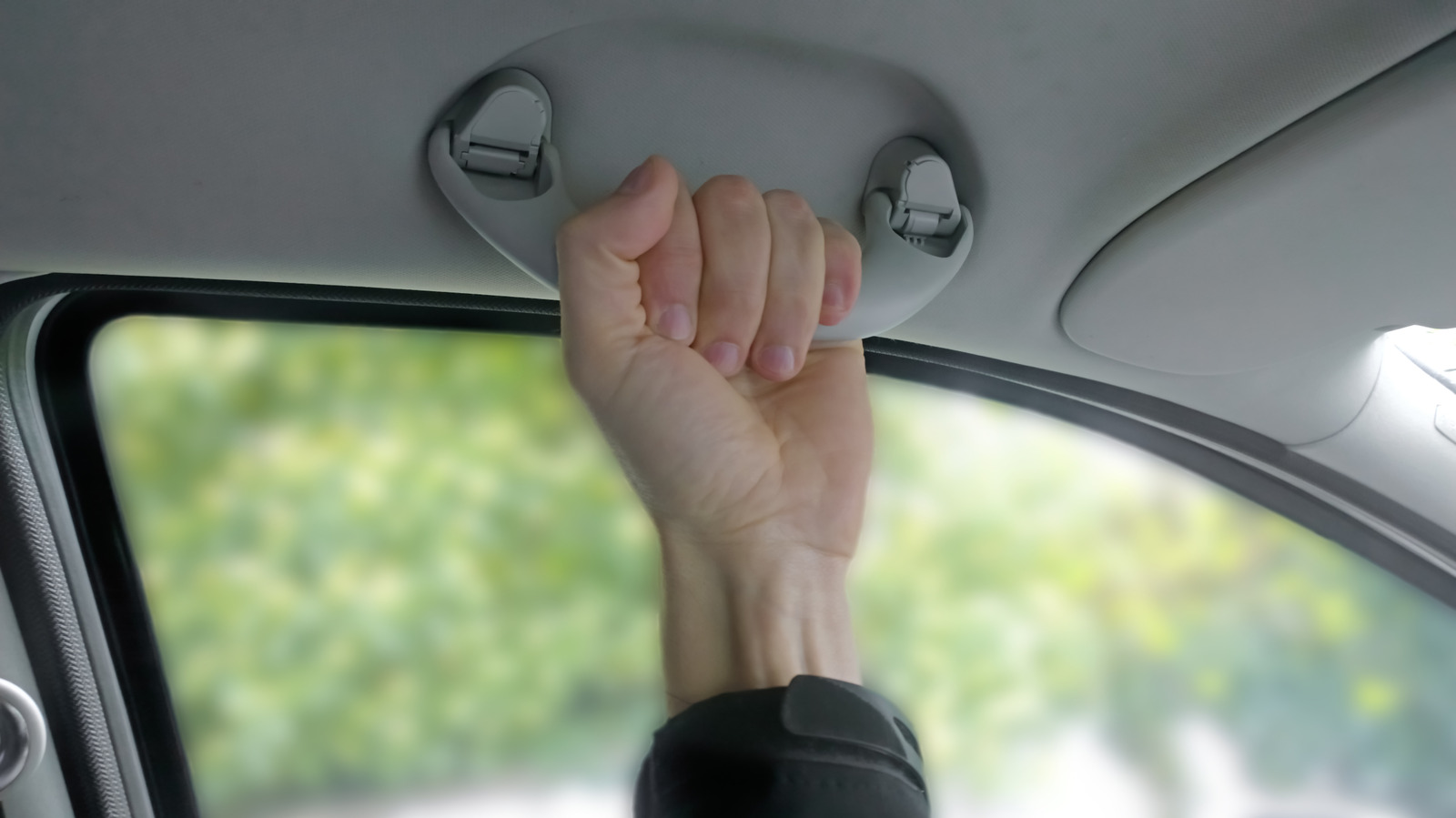 ¿Para qué sirven realmente las manijas encima de las puertas de los automóviles?