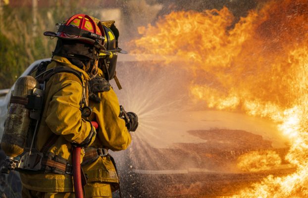 ¿Por qué los cascos de bombero tienen una forma única?