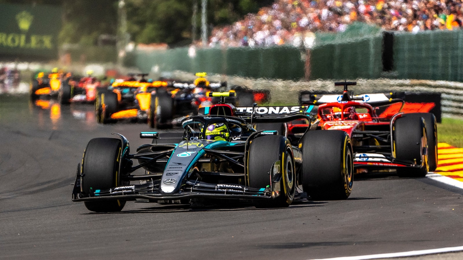 ¿Por qué los coches de F1 se desvían en la pista?