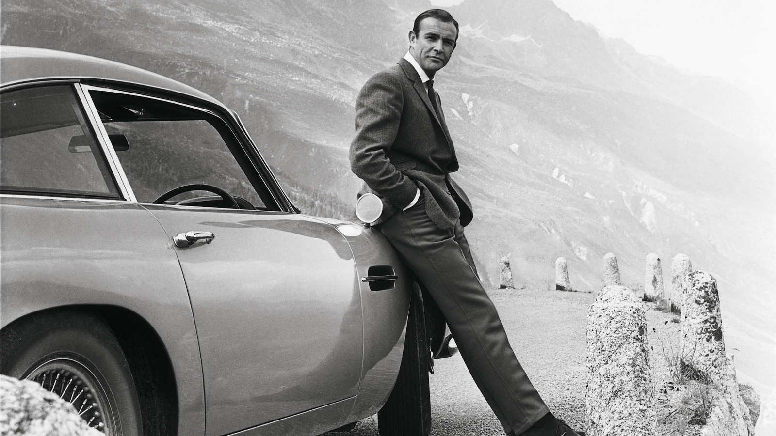 ¿Quién es el propietario de Aston Martin y dónde se fabrican los coches?