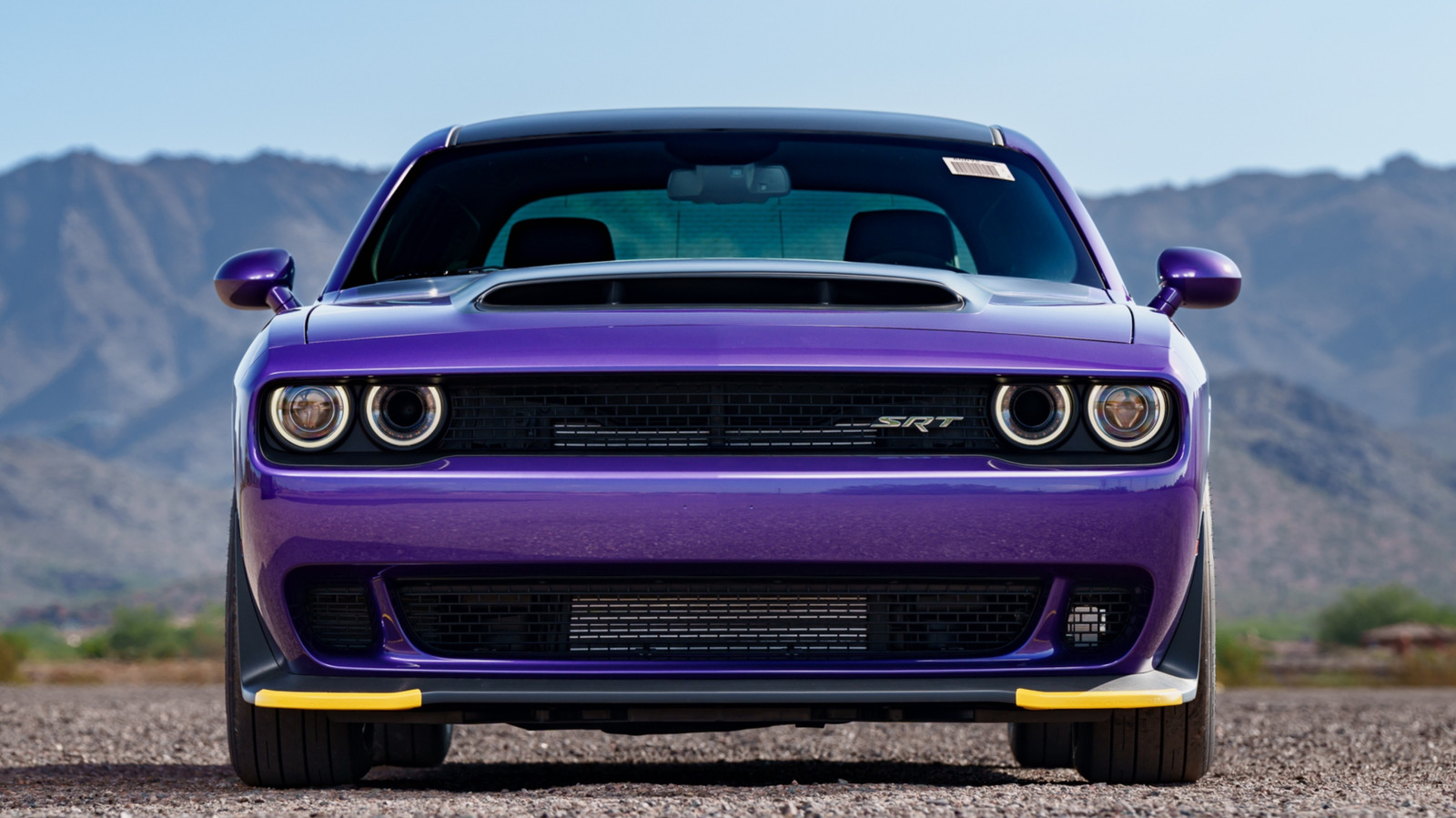 ¿Para qué sirven los protectores divisores amarillos en un Dodge Charger y debería quitarlos?