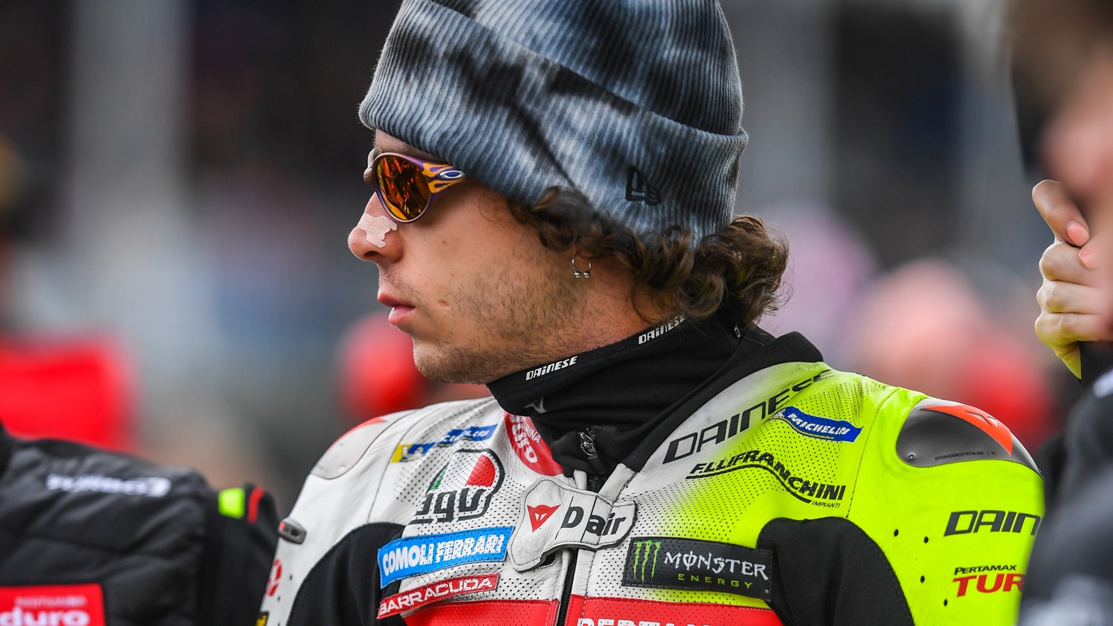 ¿Por qué los pilotos de MotoGP se tapan la nariz con cinta adhesiva?