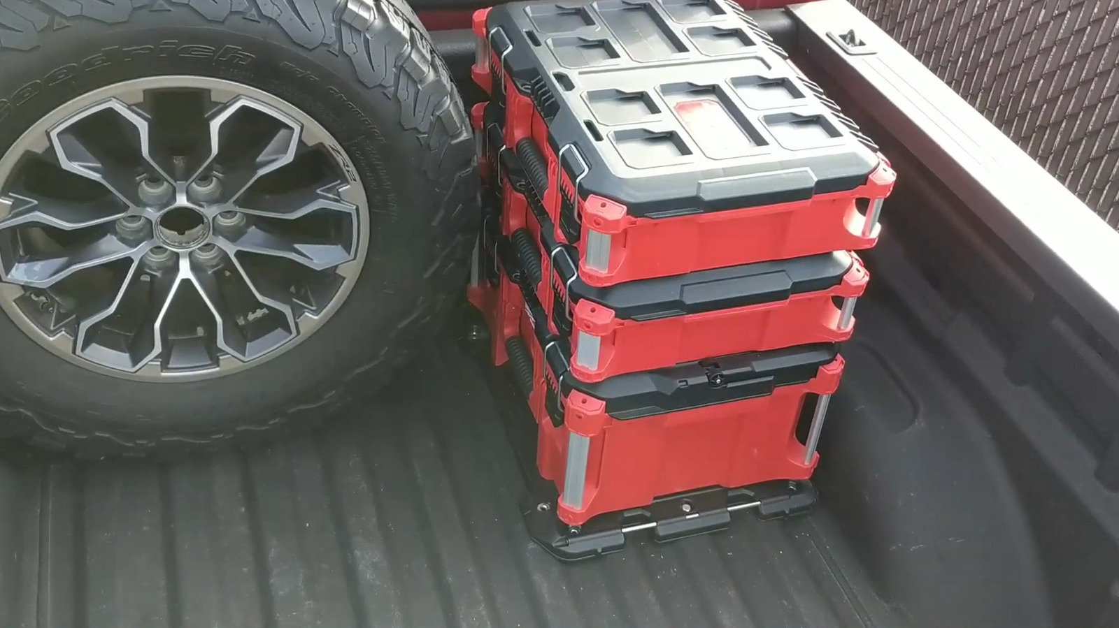 Cómo asegurar las cajas de embalaje de Milwaukee en la plataforma de su camión