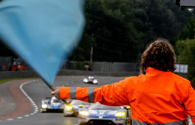 ¿Qué significan los diferentes colores de la bandera en las carreras de motor?