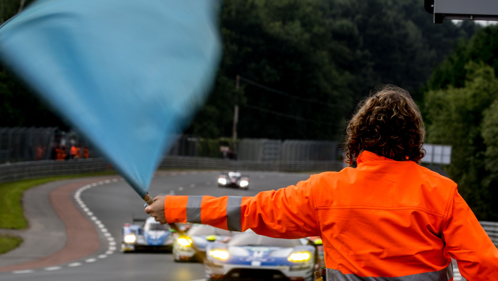¿Qué significan los diferentes colores de la bandera en las carreras de motor?