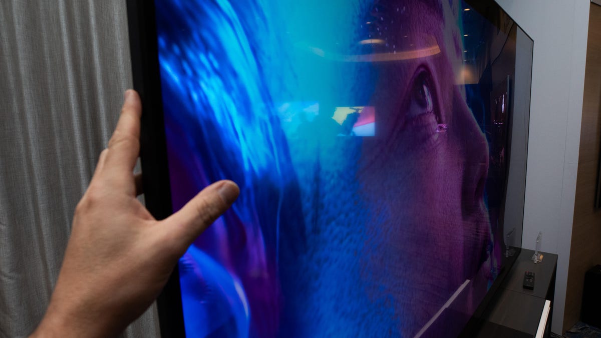 Los nuevos televisores LG OLED aumentan el brillo en un 20 %, cargan inteligencia artificial y coquetean con la tecnología inalámbrica