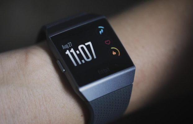 Fitbit multada con 12 millones de dólares por quemaduras en el reloj inteligente Ionic