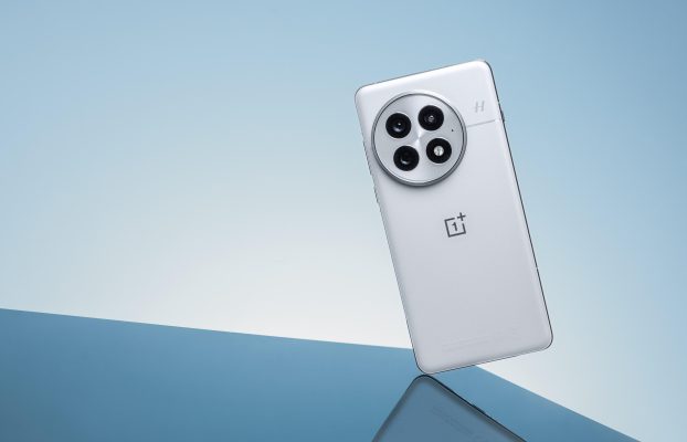 El elegante y blanco OnePlus 13 es ideal para los jugadores, pero su batería decepciona