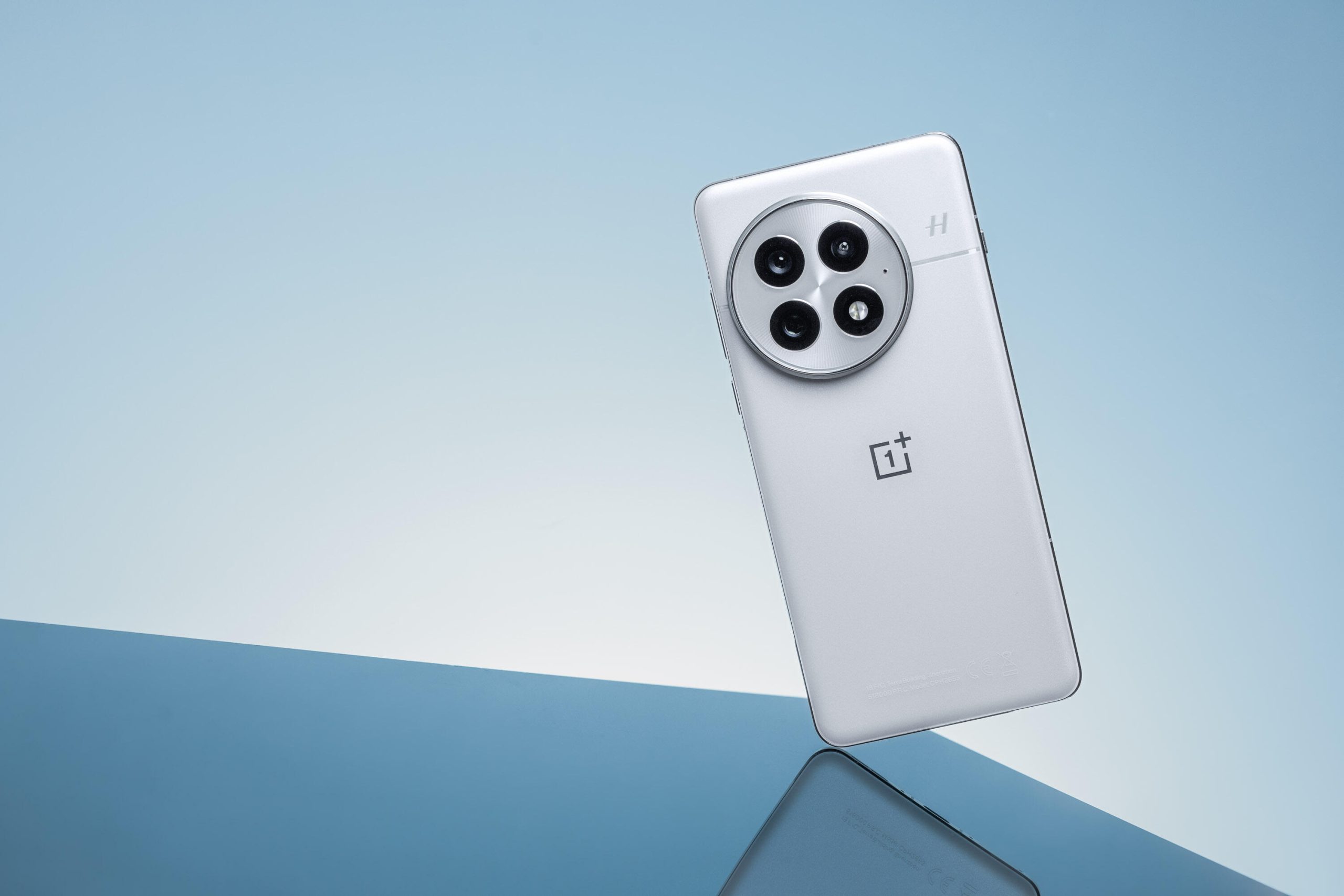 El elegante y blanco OnePlus 13 es ideal para los jugadores, pero su batería decepciona