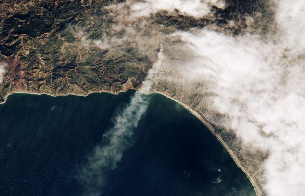 Así se ven los incendios forestales de Los Ángeles desde el espacio