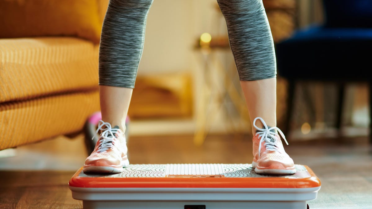 ¿Merecen la pena las plataformas vibratorias? La tendencia del fitness viral explicada