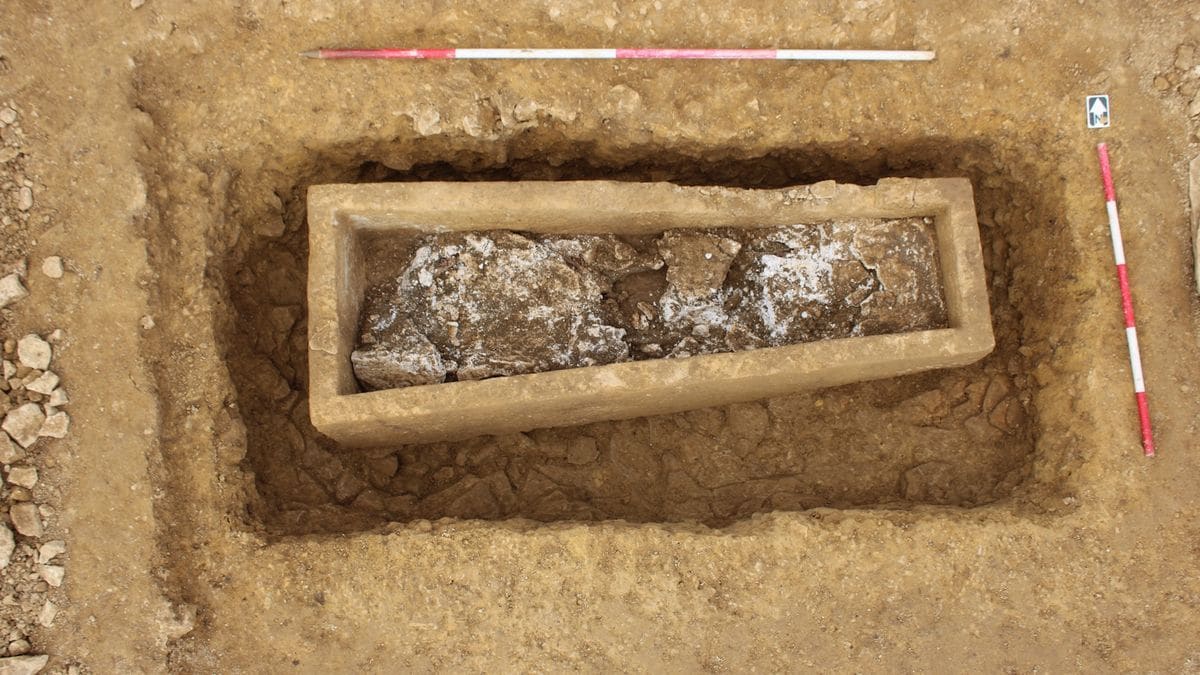 El cementerio de la época romana en Cambridgeshire revela raros entierros y artefactos de yeso