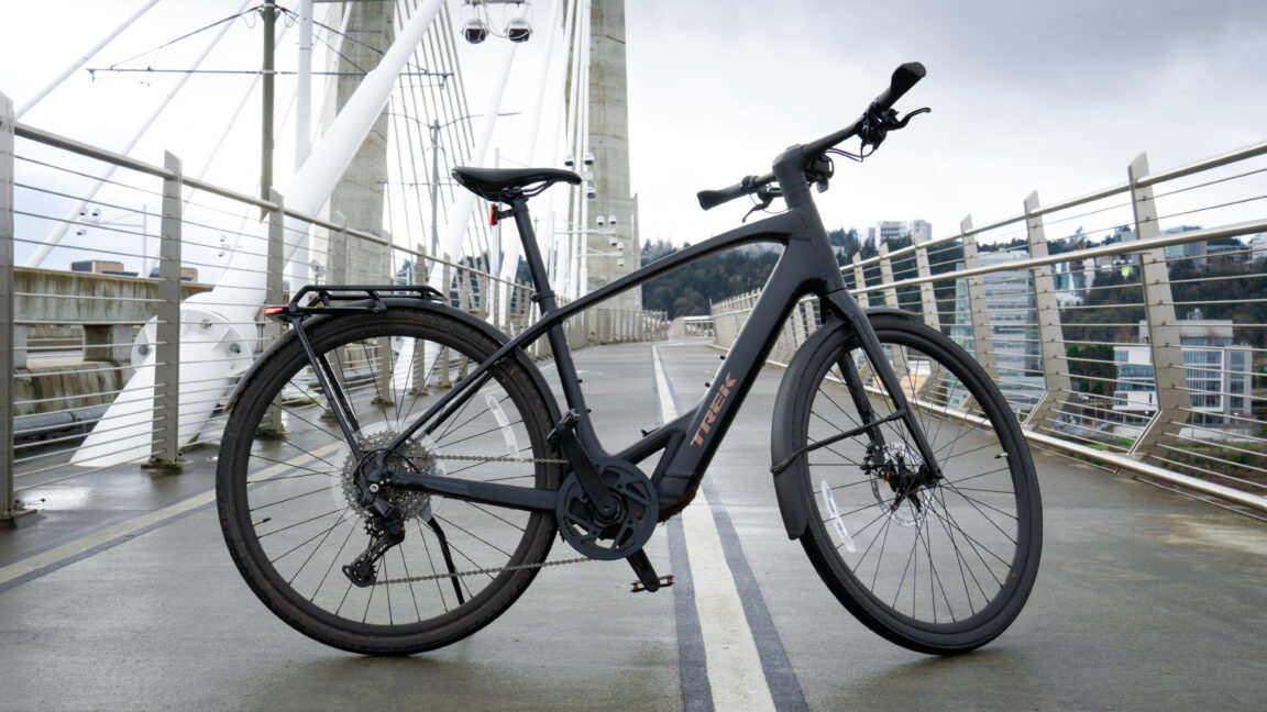 La bicicleta eléctrica Trek FX+ 7S es una bicicleta urbana premium