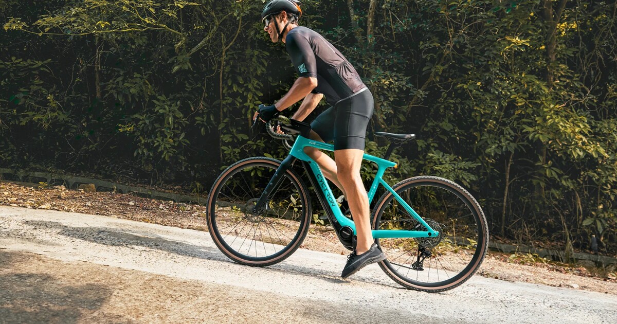 La bicicleta eléctrica de grava cargada de fibra de carbono ofrece luces, cámara y acción