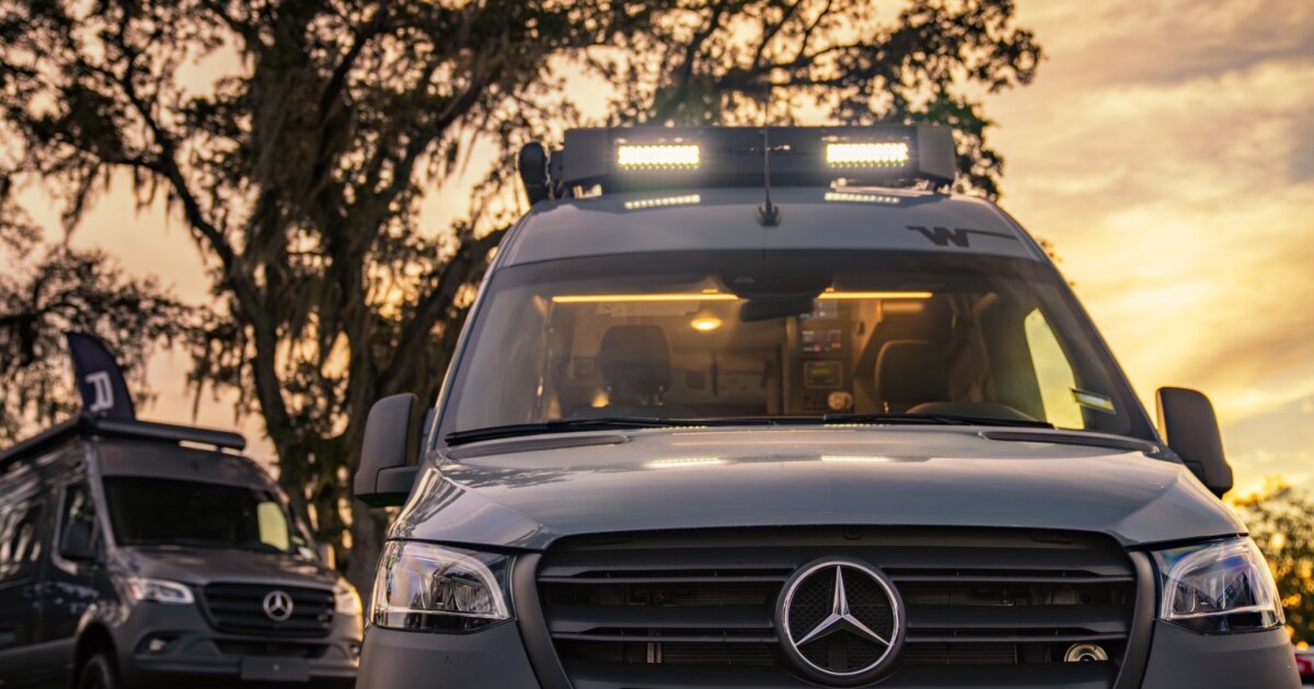 La última furgoneta camper todoterreno Revel de Winnebago se pone de lado