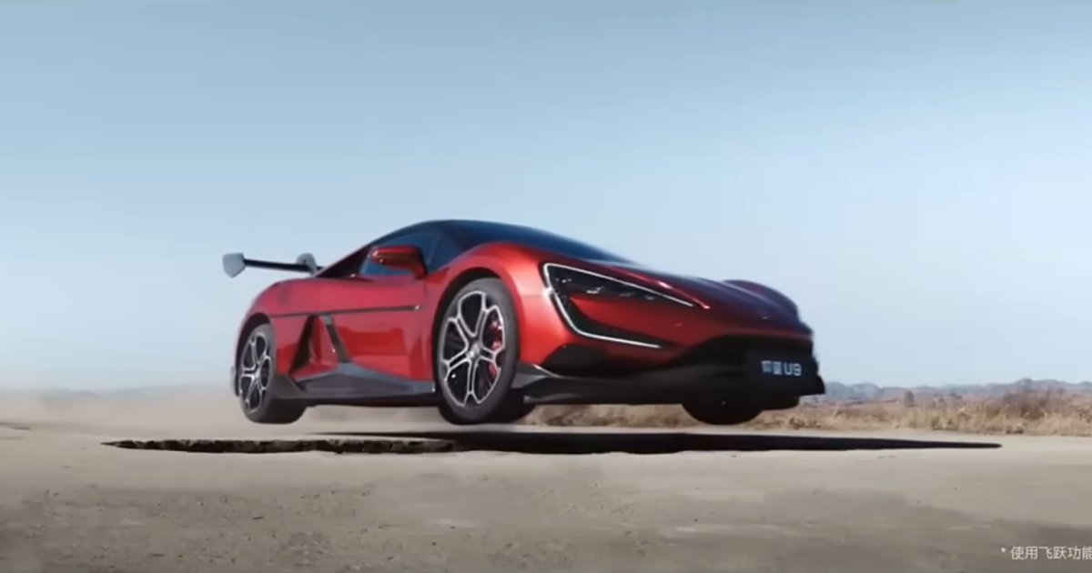 El hipercoche eléctrico autónomo de BYD salta en el aire sobre los picos de la carretera
