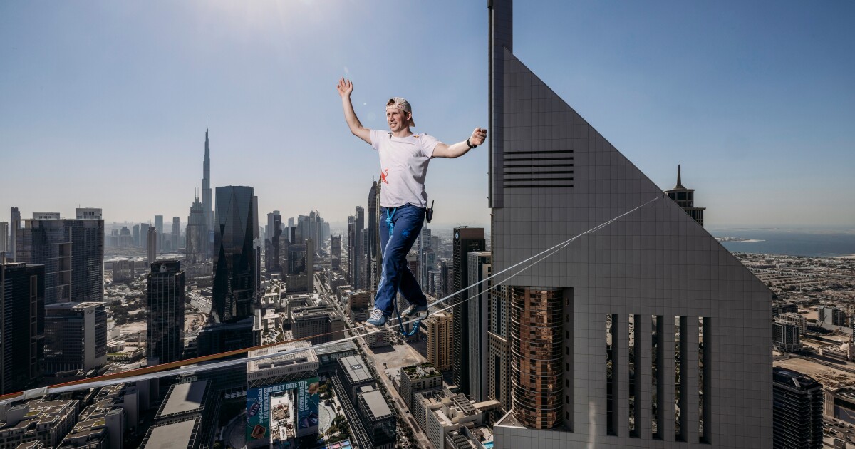 Daredevil pasea entre dos torres a más de 220 metros de altura