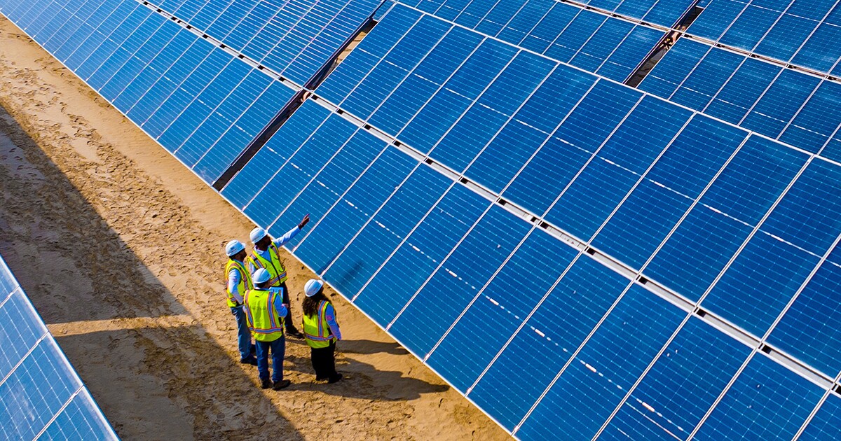 La mayor planta de energía solar del mundo comienza a tomar forma en Abu Dhabi