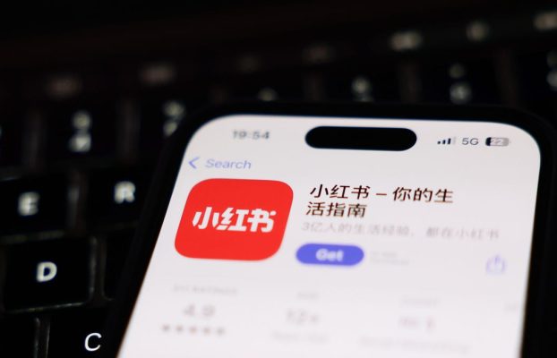 A medida que se acerca la prohibición de TikTok, los usuarios enojados acuden en masa a otras aplicaciones de redes sociales chinas