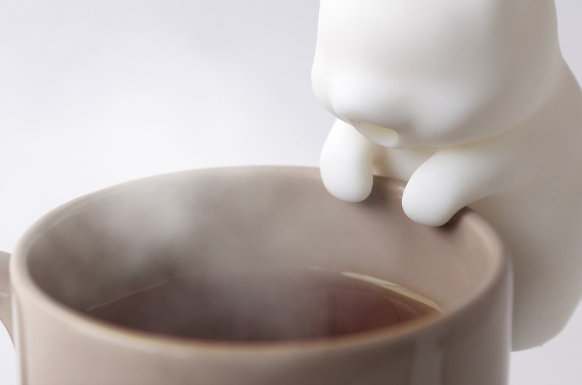 Este pequeño gato robot soplará tu café para enfriarlo