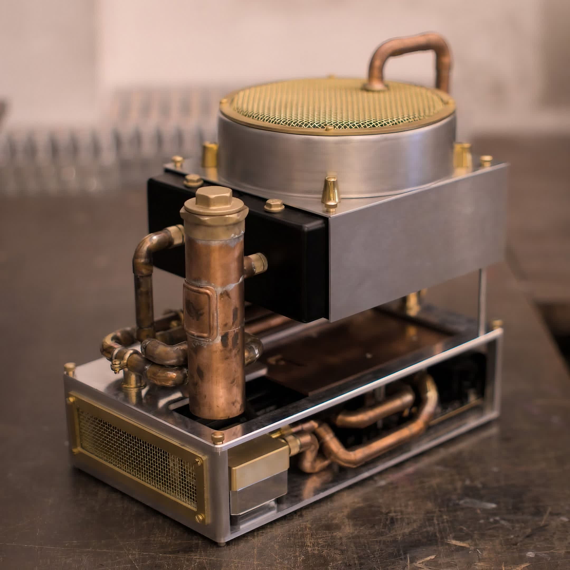 Esta máquina en miniatura puede parecer una destilería vieja, pero en realidad es una PC RTX 4090