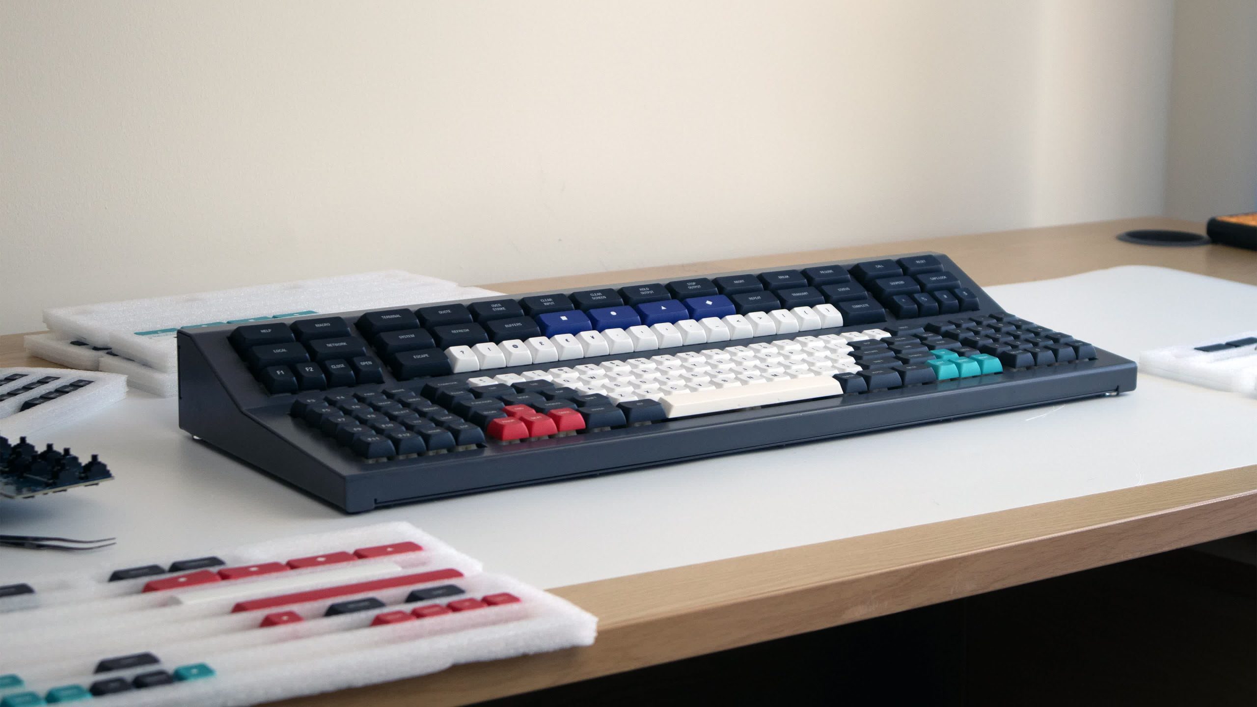 Este teclado mecánico masivo de 173% es un tributo al teclado clásico de cadena espacial