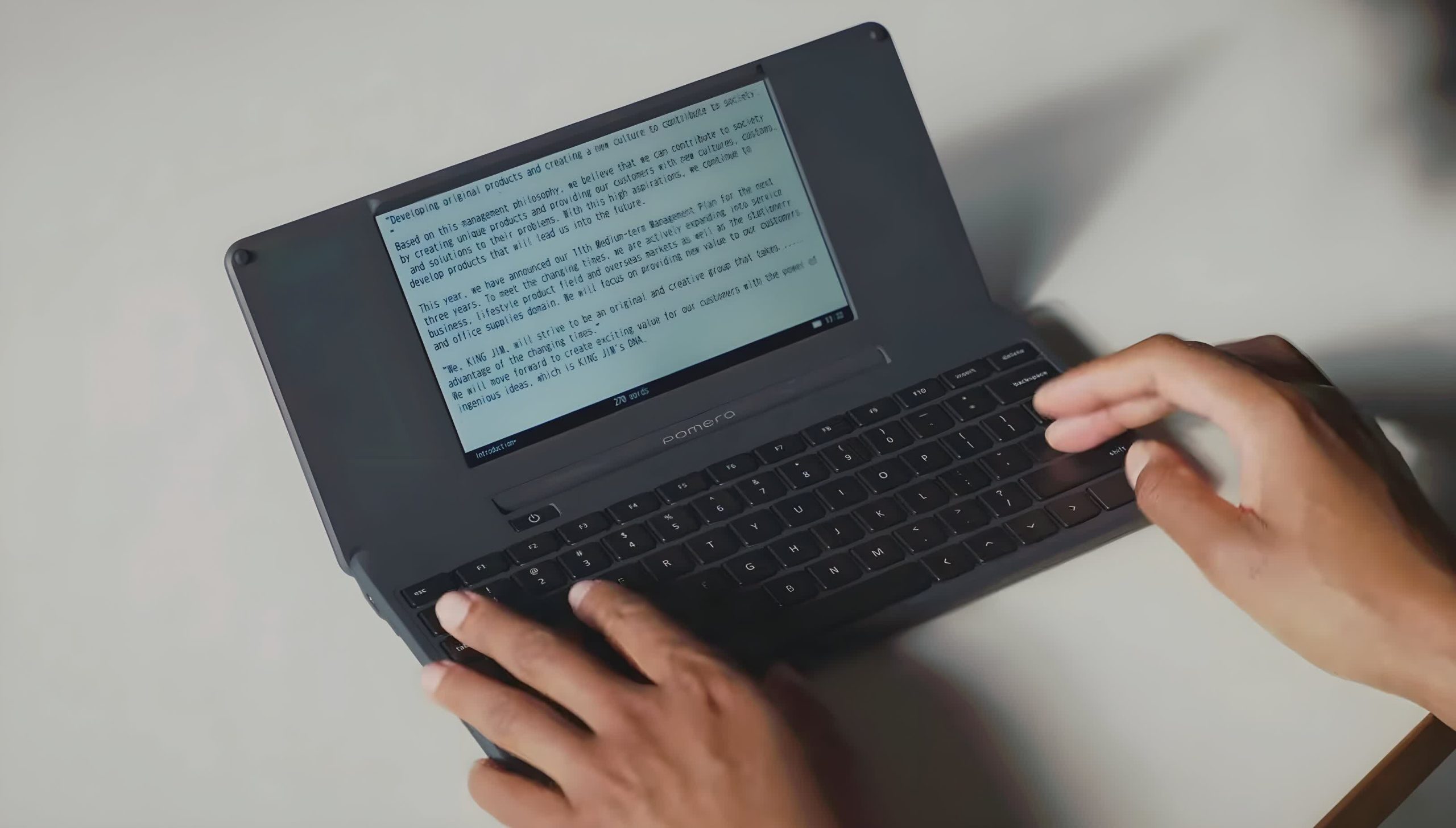 La máquina de escribir Pomera D250US Digital trae una escritura sin distracciones a los Estados Unidos, rompiendo su objetivo de crowdfunding