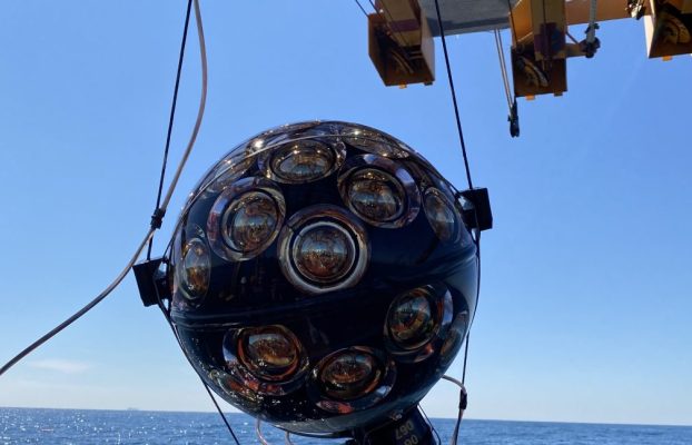 El detector del fondo marino recoge neutrinos récord mientras está en construcción
