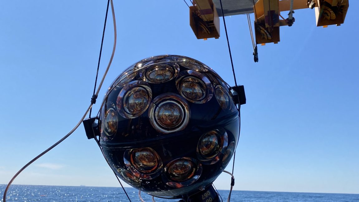 El detector del fondo marino recoge neutrinos récord mientras está en construcción